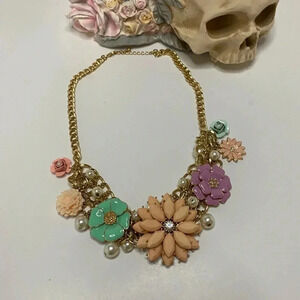 Floral statement Necklace - Gold tone